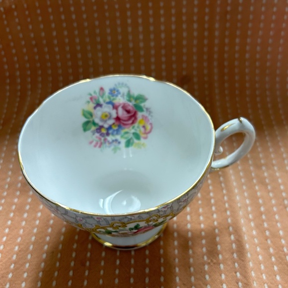 Queen AnneGainsborough China Teacup - Picture 4 of 9